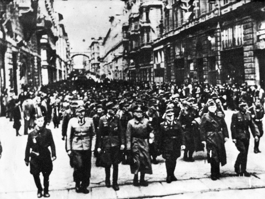 'In Genova il giorno 25 aprile 1945 alle ore 19:30, tra il sig. Generale Meinhold, quale Comandante delle Forze Armate Germaniche del settore Meinhold, assistito dal Capitano Asmus, Capo di Stato Maggiore, da una parte; il Presidente del Comitato di Liberazione Nazionale per la Liguria, sig. Remo Scappini, assistito dall'avv. Errico Martino e dott. Giovanni Savoretti, membri del Comitato di Liberazione Nazionale per la Liguria e dal Maggiore Mauro Aloni, Comandante della Piazza di Genova, dall'altra; è stato convenuto:
Tutte le Forze Armate Germaniche di terra e di mare alle dipendenze del sig. Generale Meinhold SI ARRENDANO alle Forze Armate del Corpo Volontari della Libertà alle dipendenze del Comando Militare per la Liguria;
la resa avviene mediante presentazione ai reparti partigiani più vicini con le consuete modalità e in primo luogo con la consegna delle armi;
il Comitato di Liberazione Nazionale per la Liguria si impegna ad usare ai prigionieri il trattamento secondo le leggi internazionali, con particolare riguardo alla loro proprietà personale e alle condizioni di internamento;
il Comitato di Liberazione Nazionale per la Liguria si riserva di consegnare i prigionieri al Comando Alleato anglo-Americano operante in Italia.
